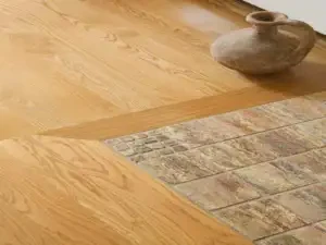 Плитка и ламинат на полу в кухне