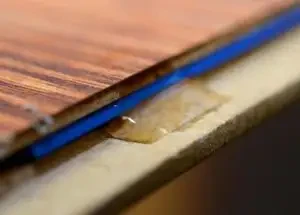 Использование клея для удаления скрипа