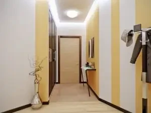 Светлый ламинат в коридоре