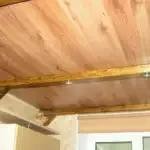Как использовать ламинат на потолке