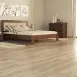 Ламинат на полу в спальне