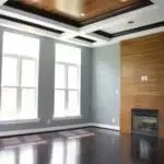 Темный оттенок ламината на потолке