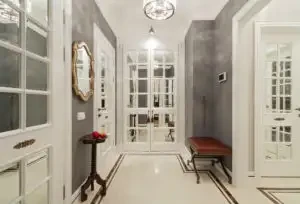 стеклянные двери в коридоре
